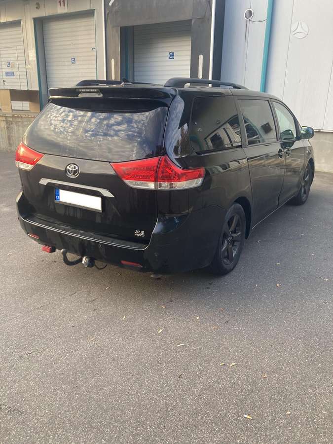 Toyota Sienna - 3