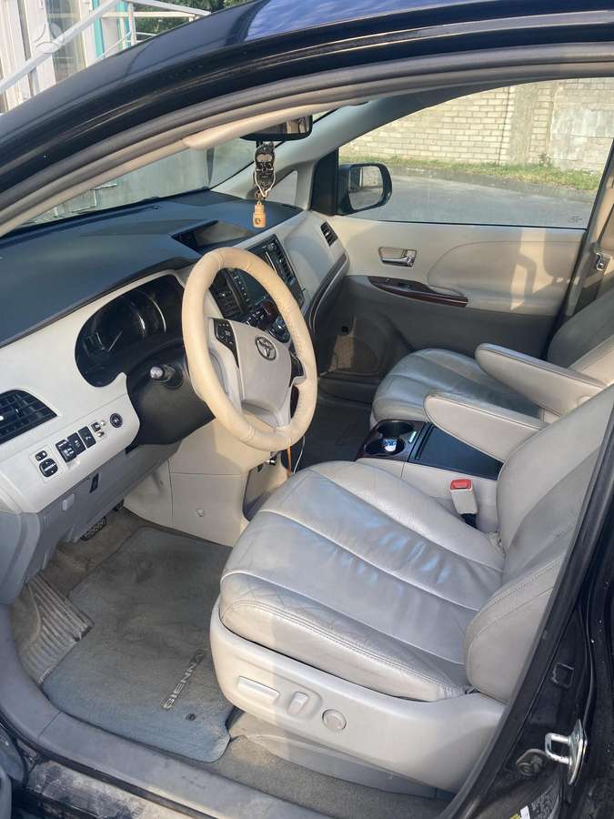 Toyota Sienna - 6