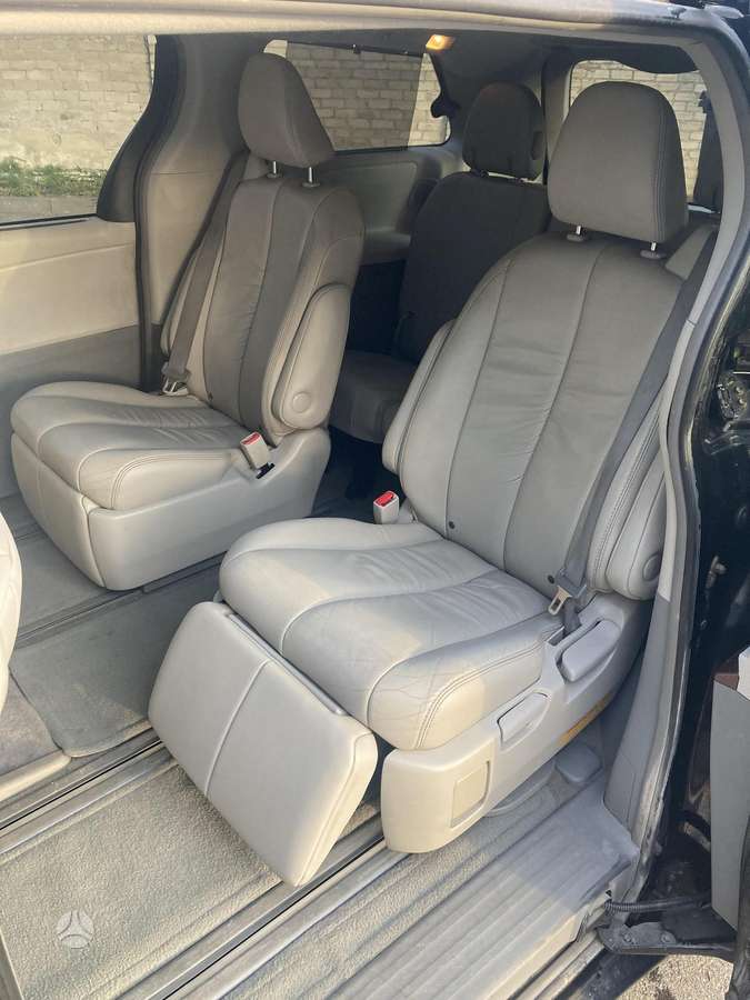 Toyota Sienna - 7