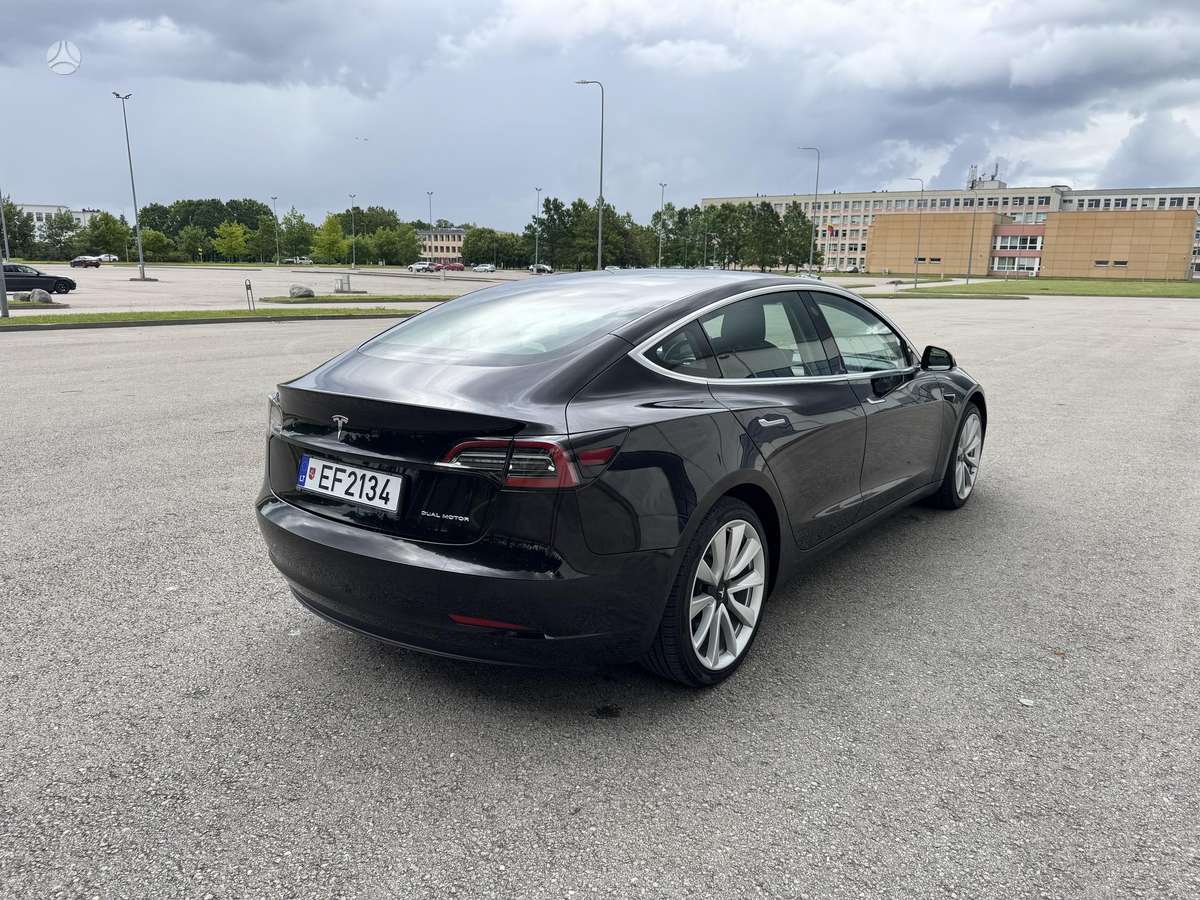 Tesla Model 3, sedanas