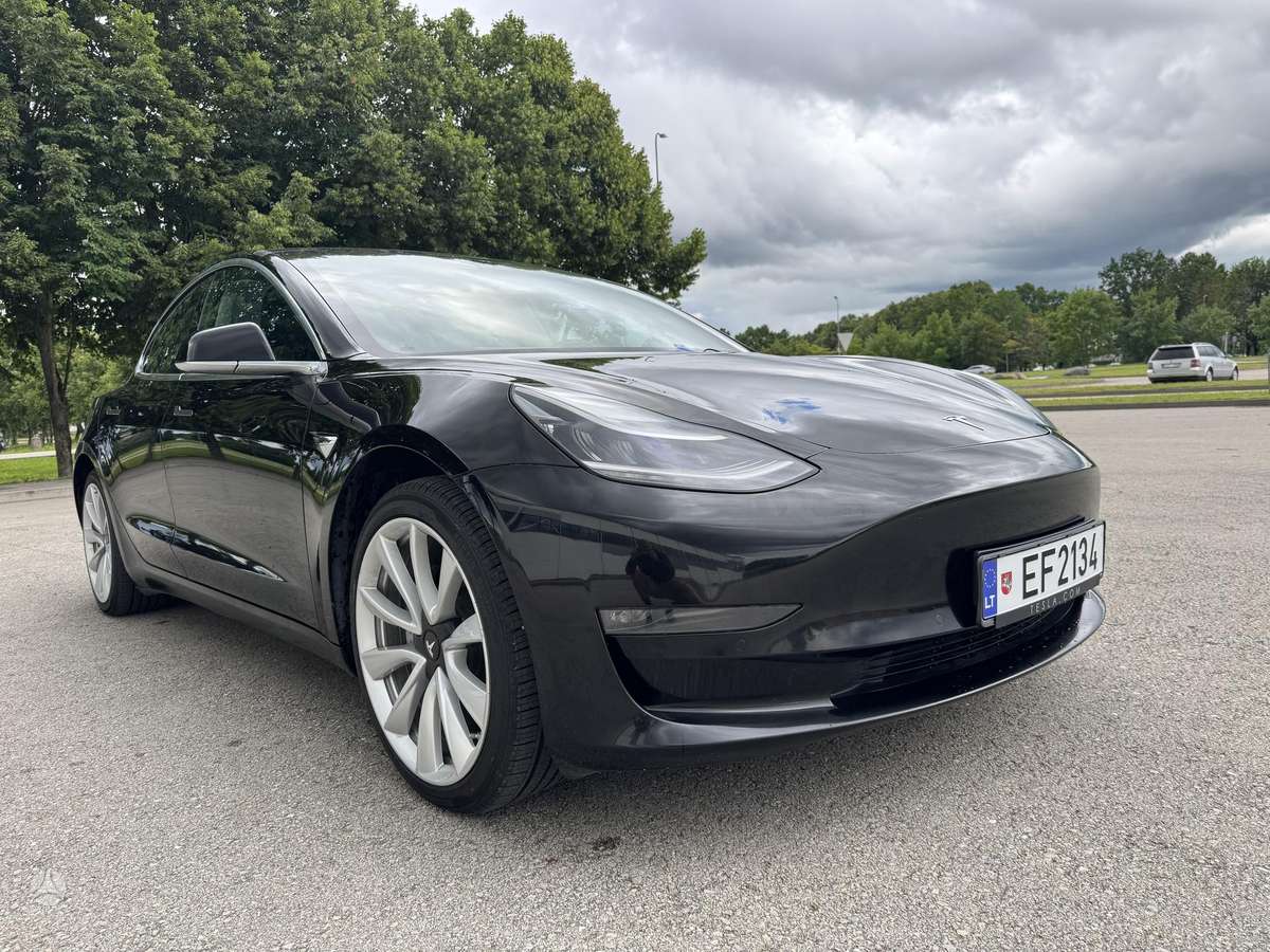 Tesla Model 3, Седан