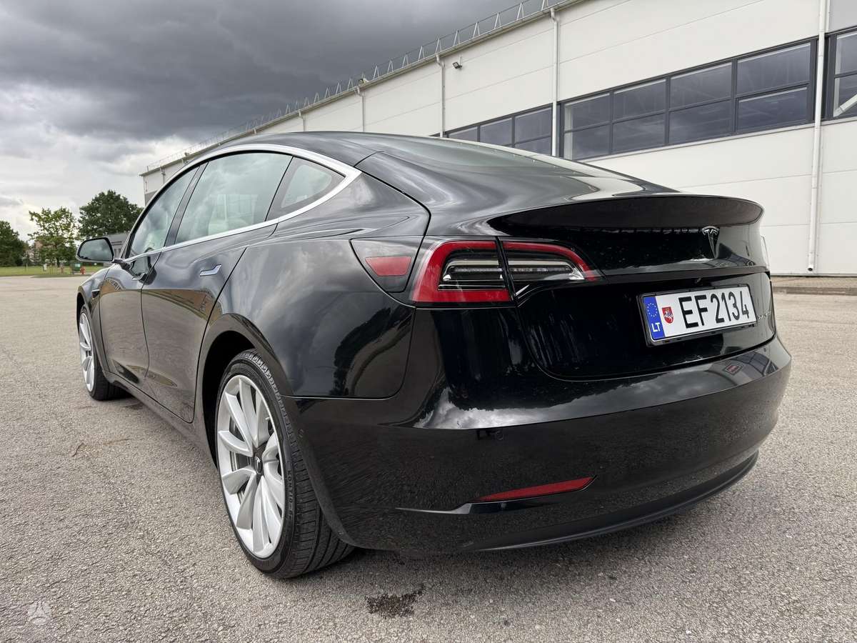 Tesla Model 3, Седан