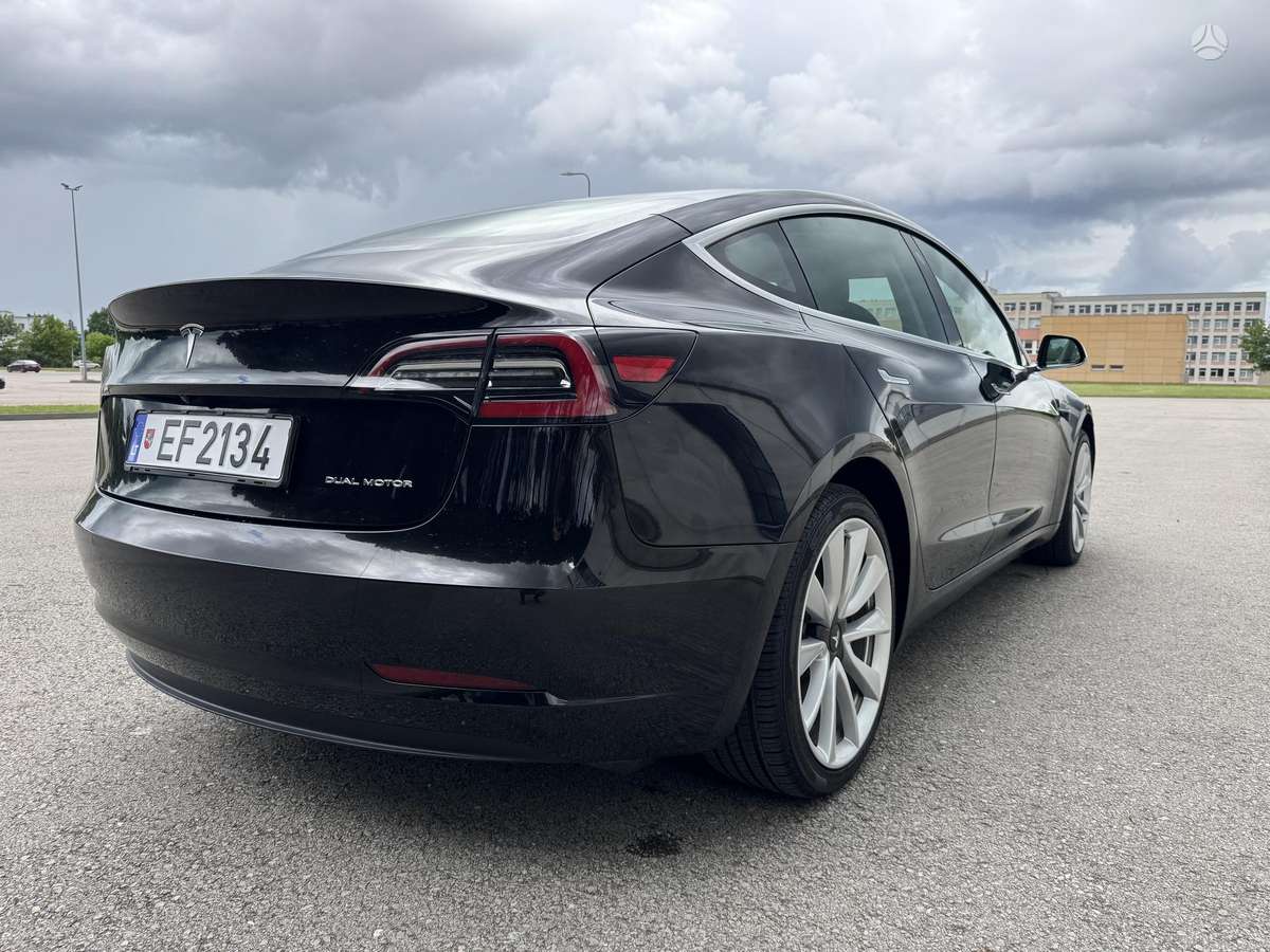 Tesla Model 3, Седан