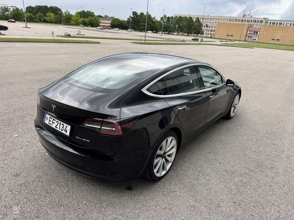 Tesla Model 3, Седан