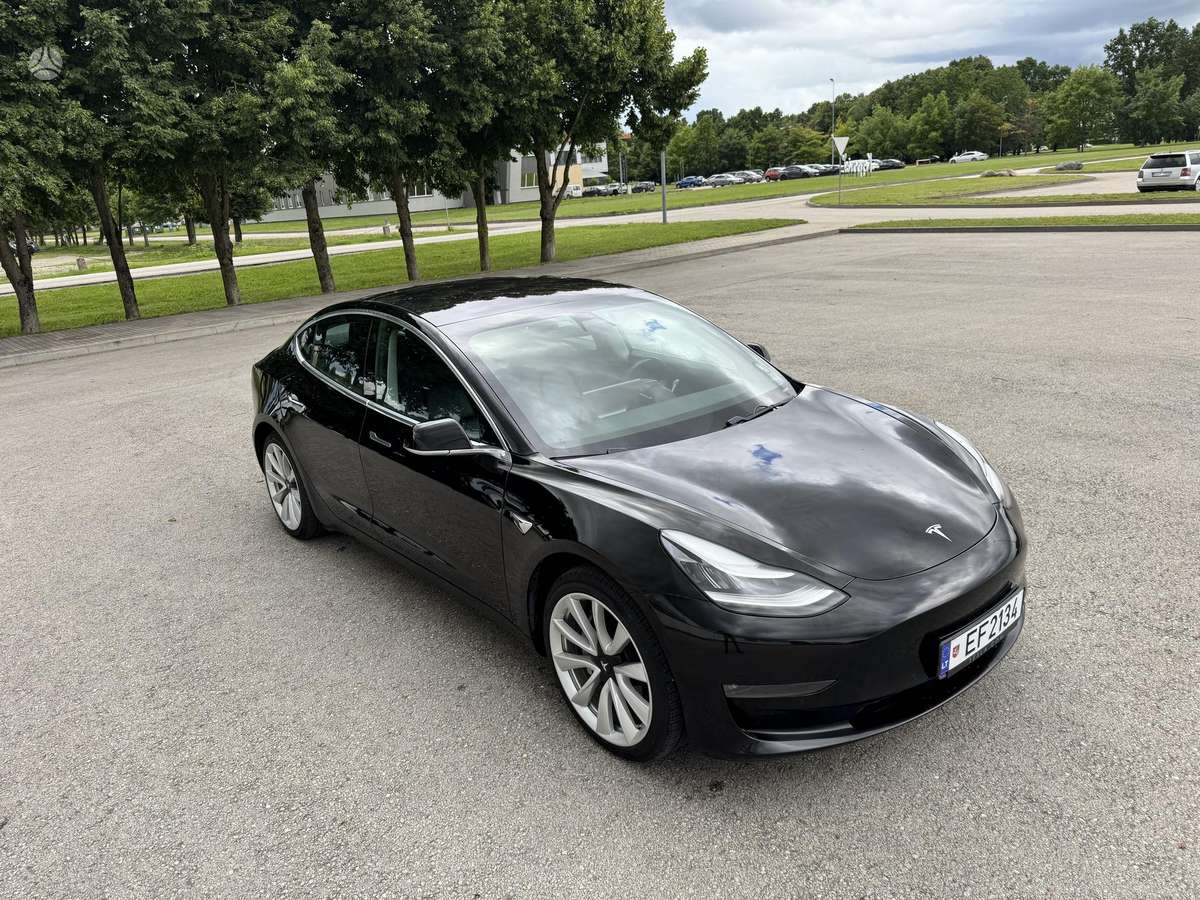 Tesla Model 3, sedanas