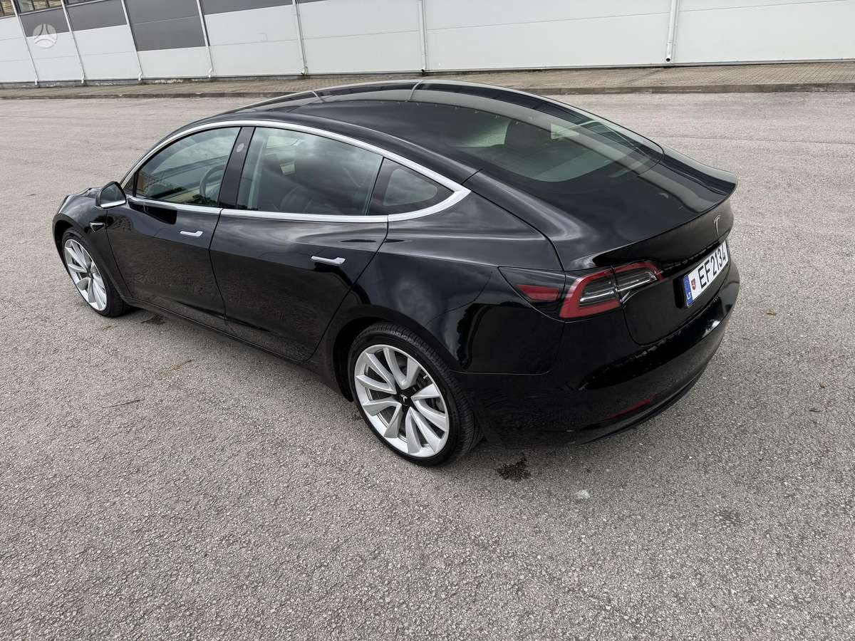 Tesla Model 3, sedanas