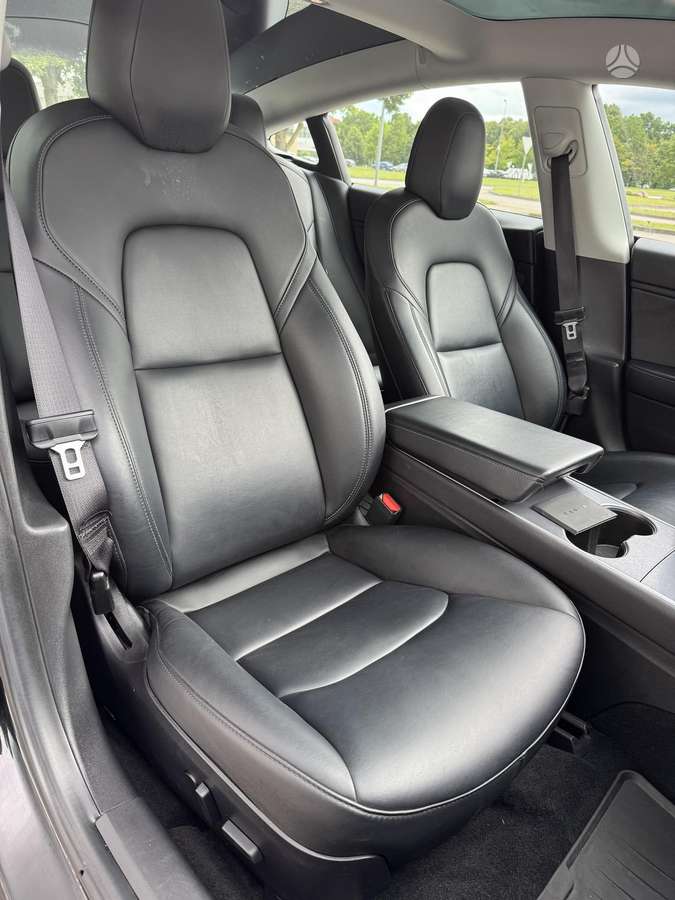 Tesla Model 3, Седан