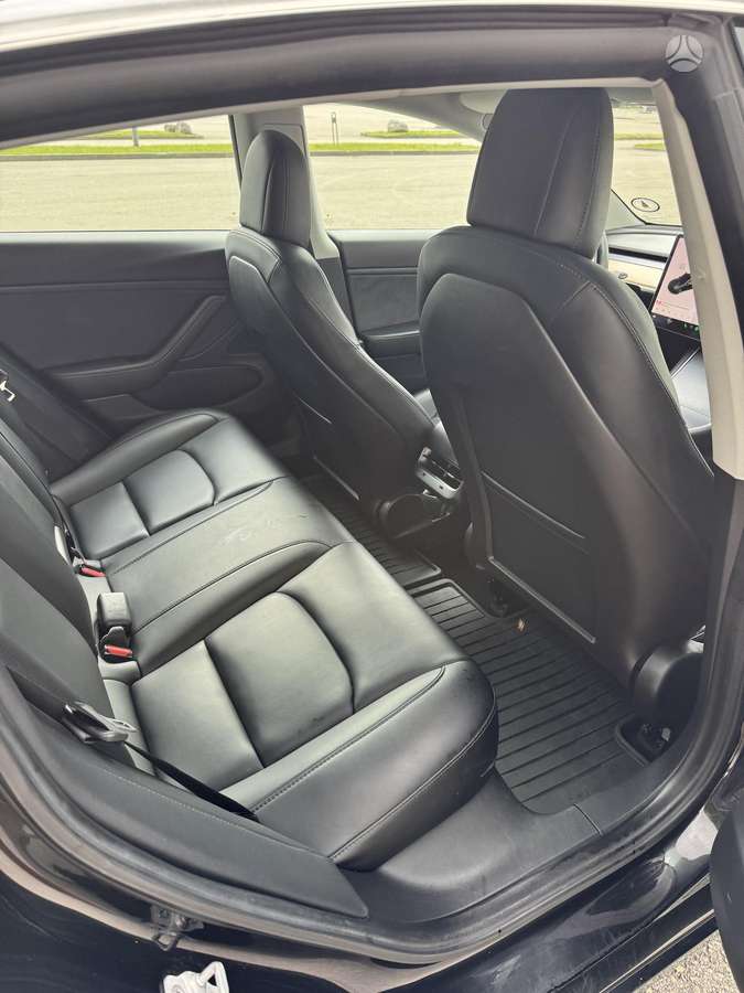 Tesla Model 3, Седан
