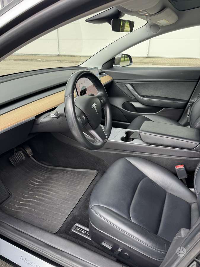 Tesla Model 3, Седан