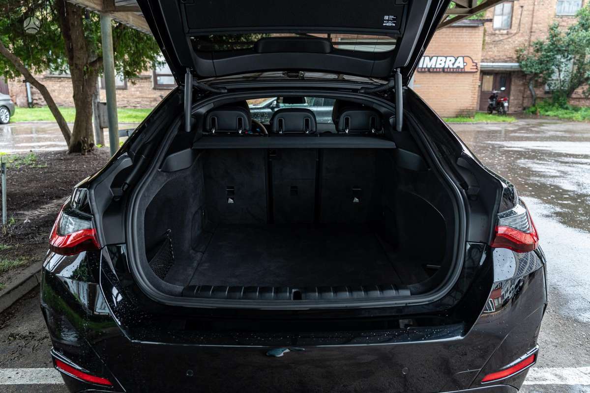 BMW i4, 84 kWh, hatchback