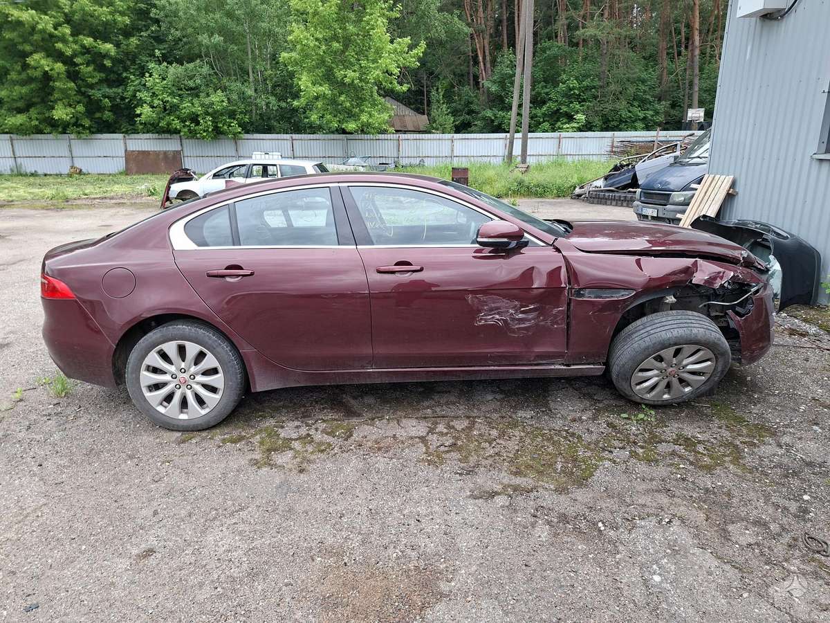 Jaguar XE dalimis. Engine code 204dtd color code 1ah