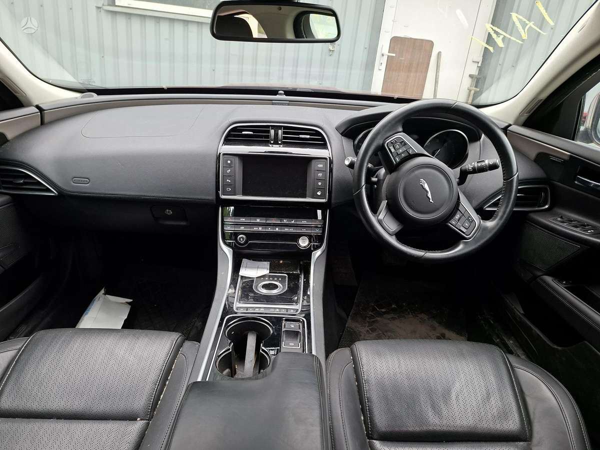Jaguar XE dalimis. Engine code 204dtd color code 1ah