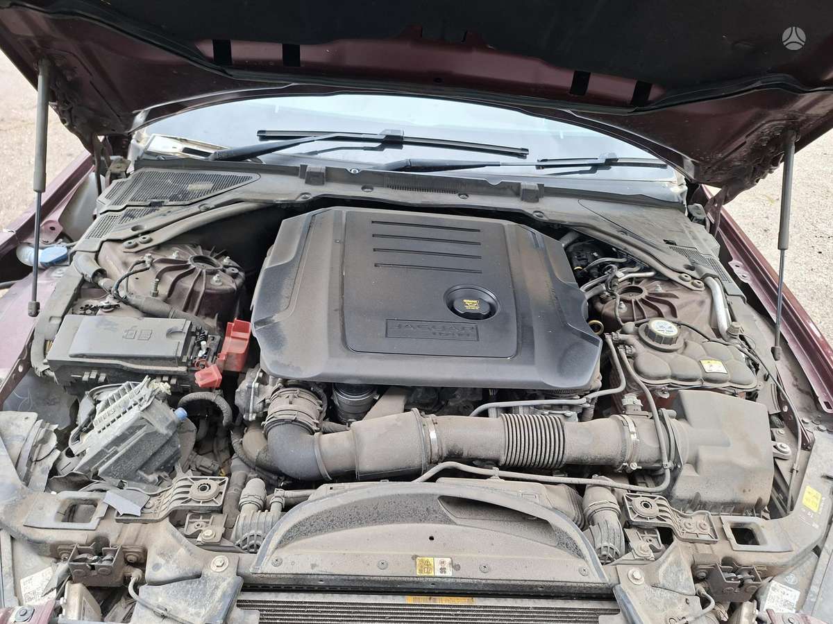 Jaguar XE rezerves daļās. Engine code 204dtd color code 1ah