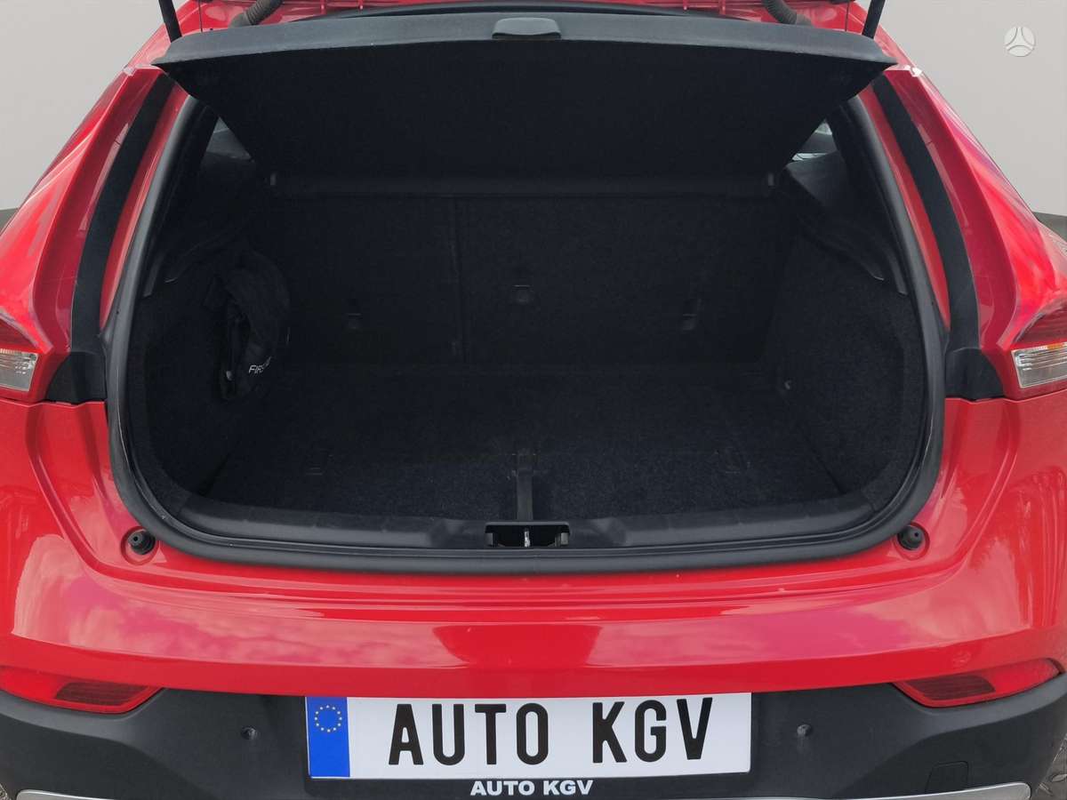 Volvo V40, 1.6 l., hatchback