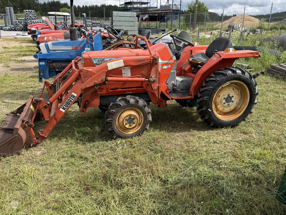 Kubota L1-205, tractors