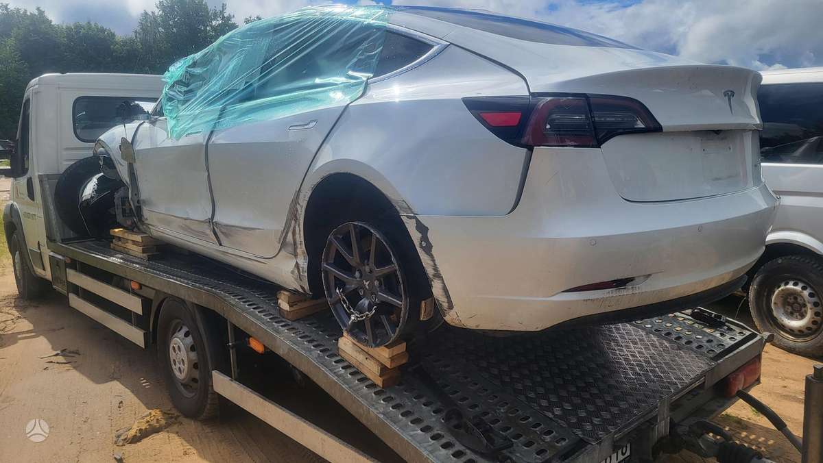 Tesla Model 3, DRLH  DV4W