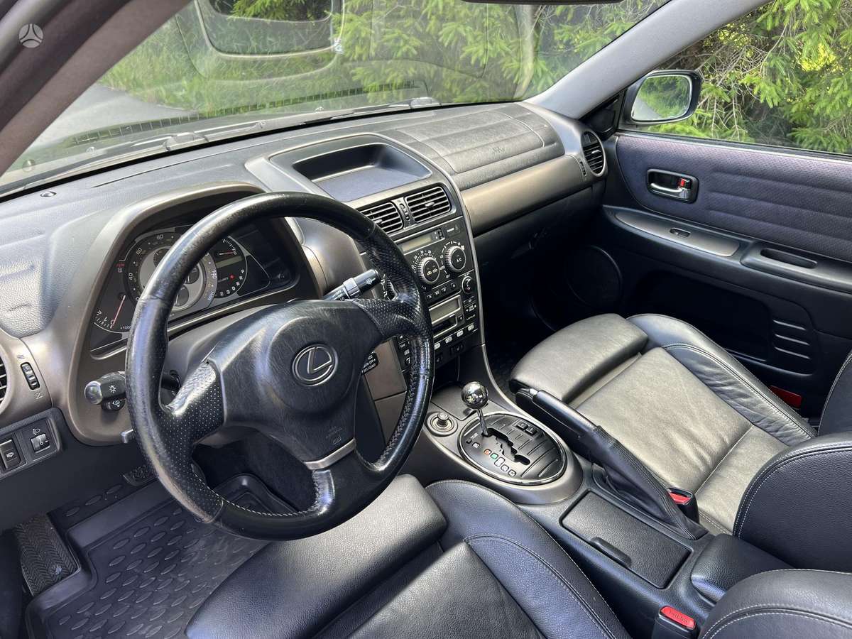 Lexus IS 200, 2.0 l., Седан