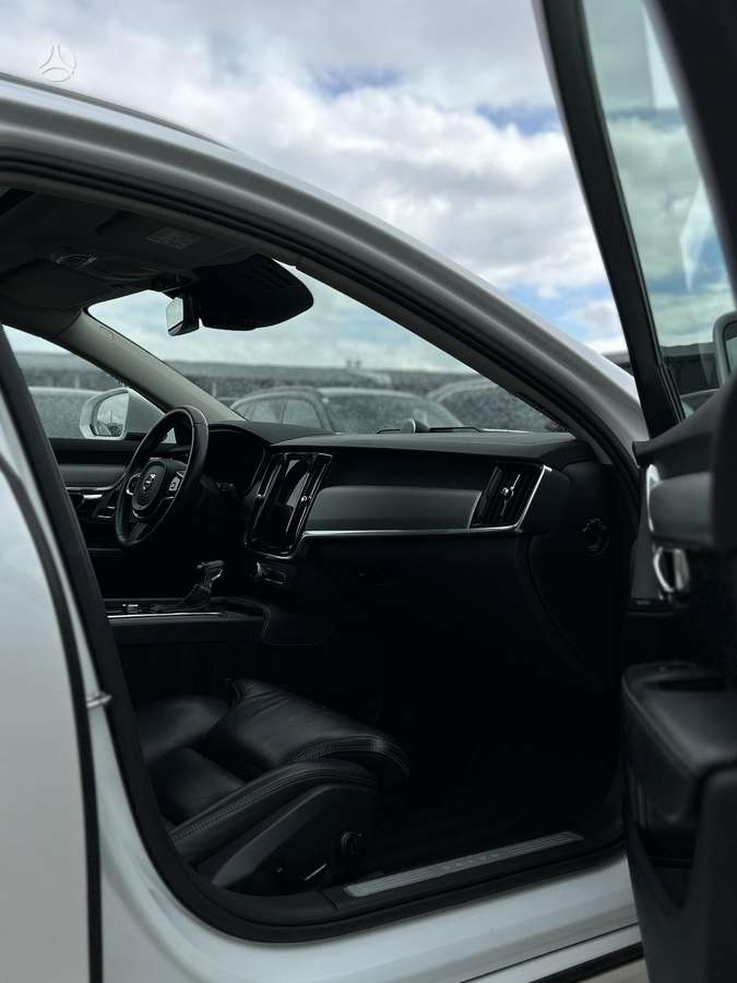 Volvo V90, Универсал