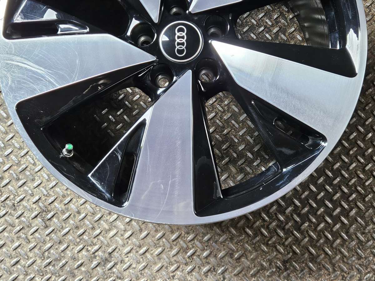 Audi 8B3601025AR, lengvojo lydinio, R19