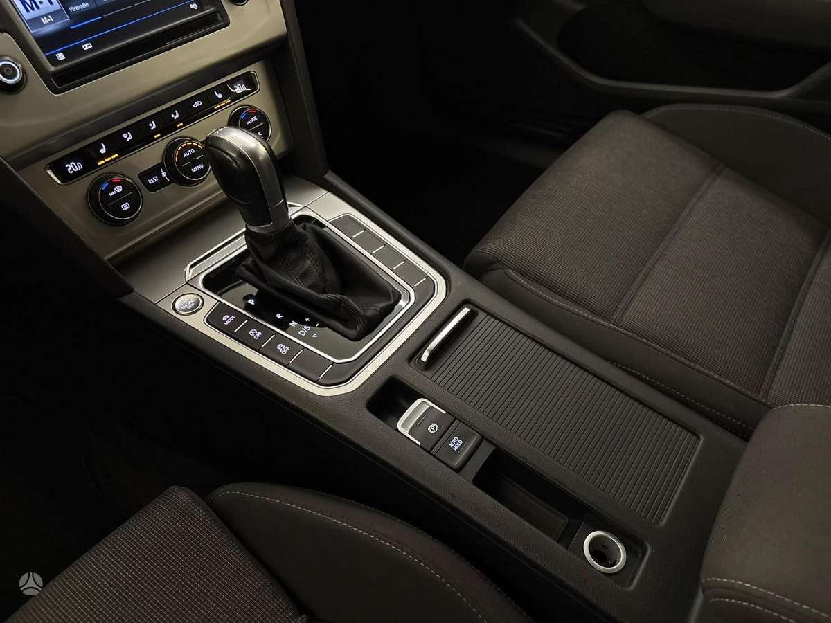 Volkswagen Passat - 11