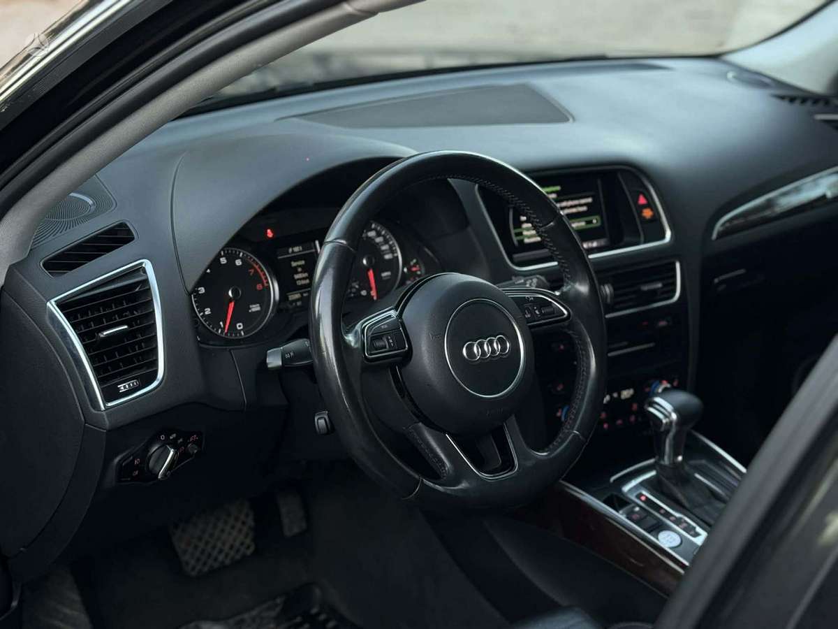 Audi Q5, 2.0 l., off-road / crossover