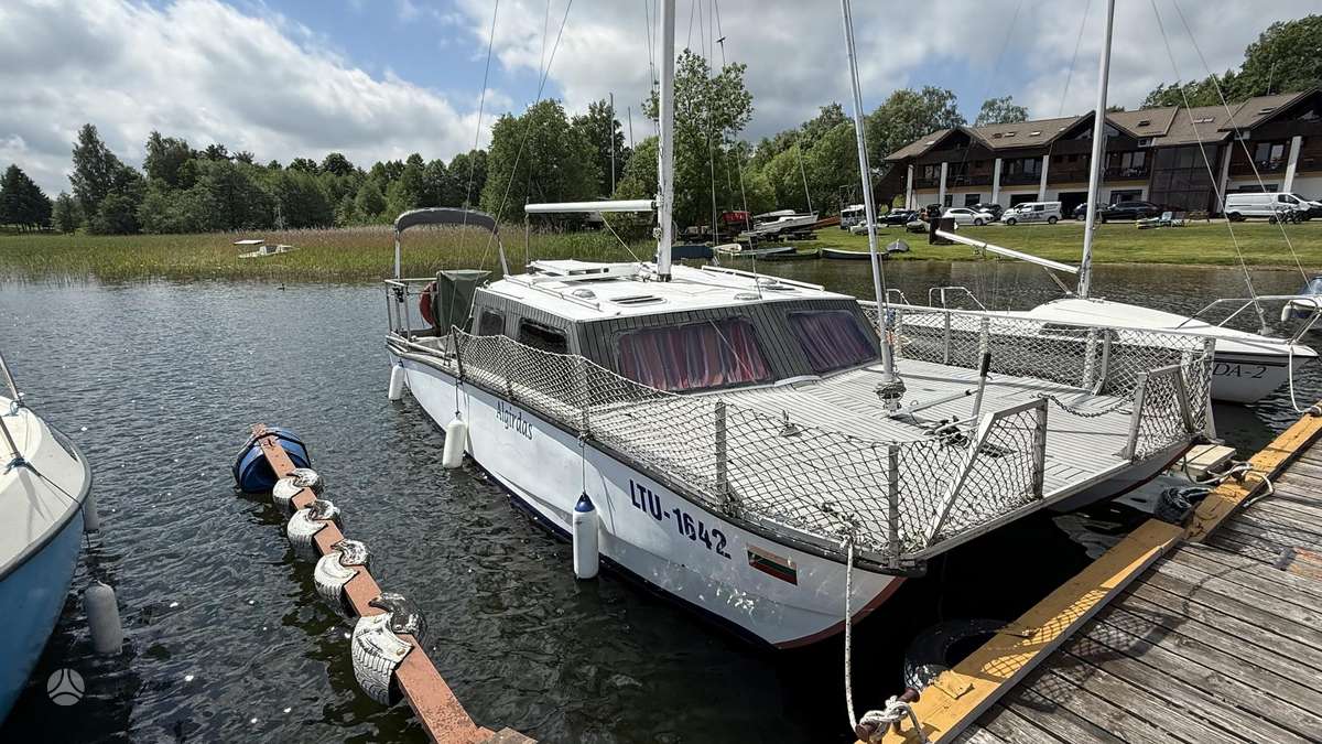 Katamaranas Katamaranas, katamarāni / trimarāni