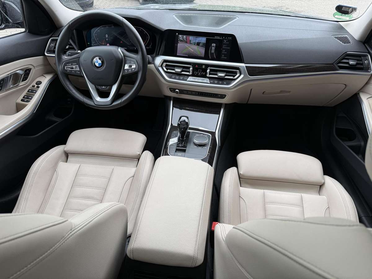 BMW 320, universalas