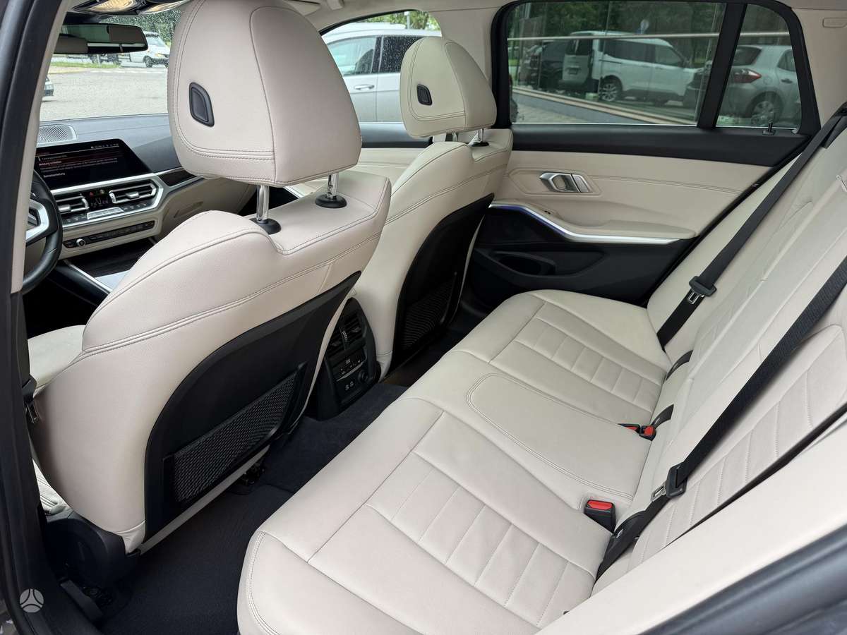 BMW 320, universalas