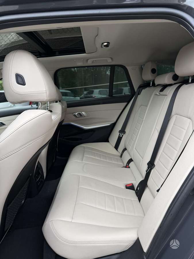BMW 320, universalas