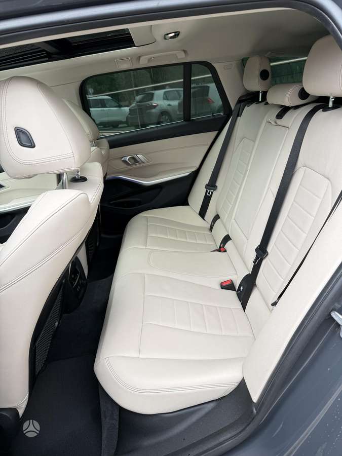 BMW 320, universalas