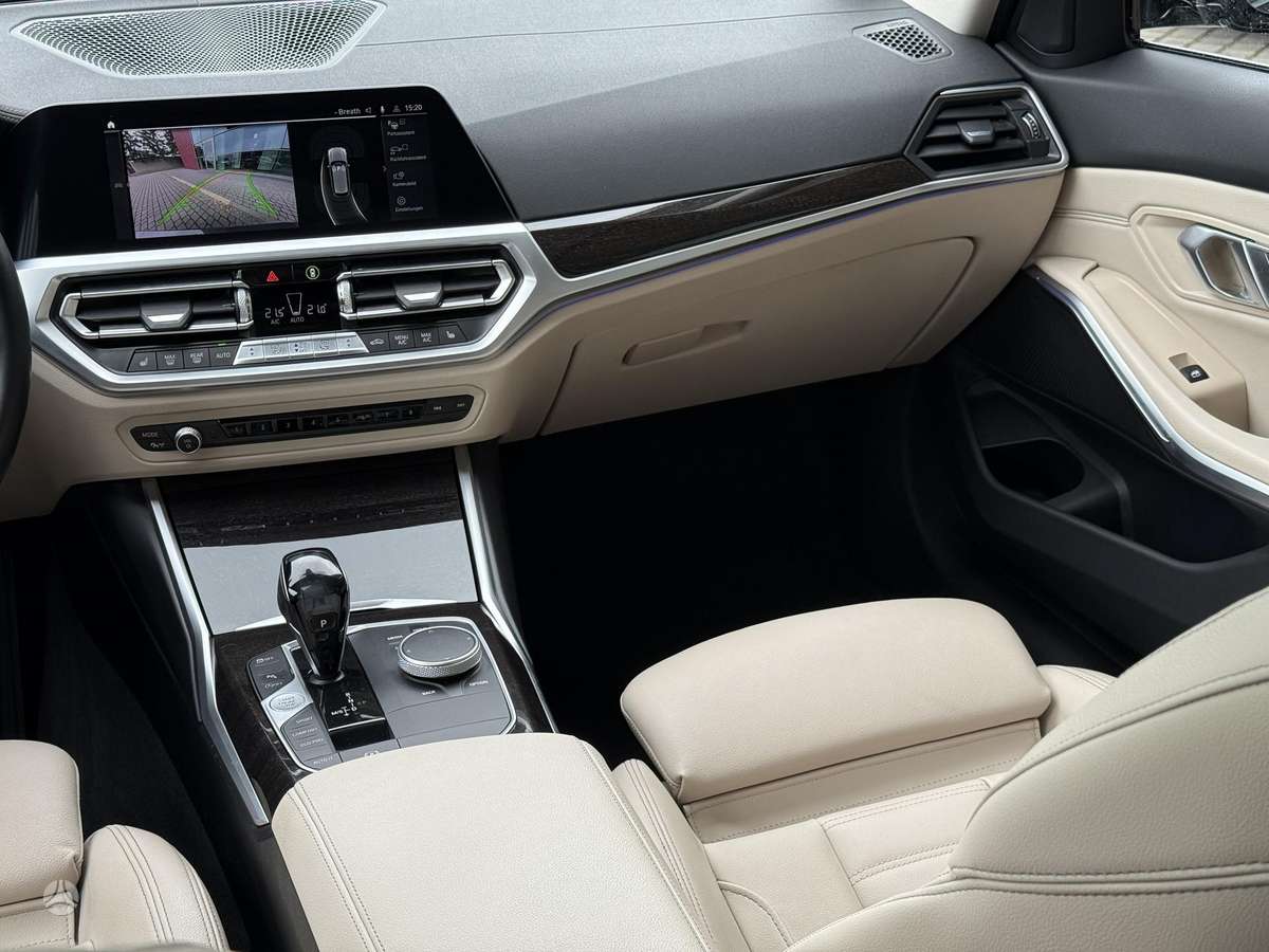 BMW 320, universalas