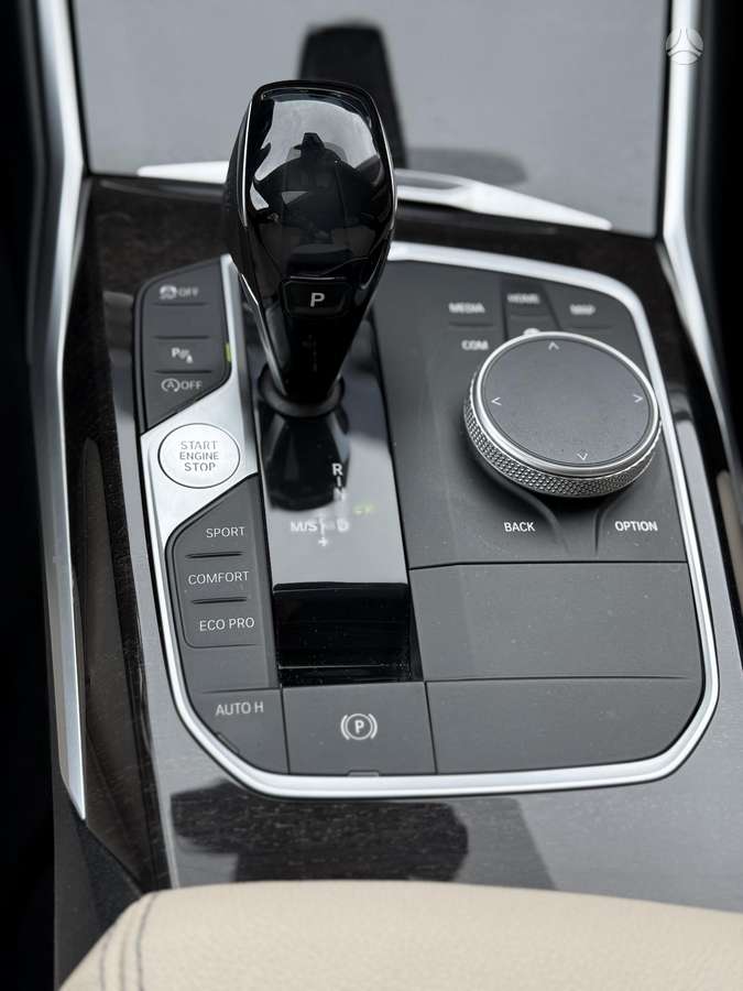 BMW 320, universalas