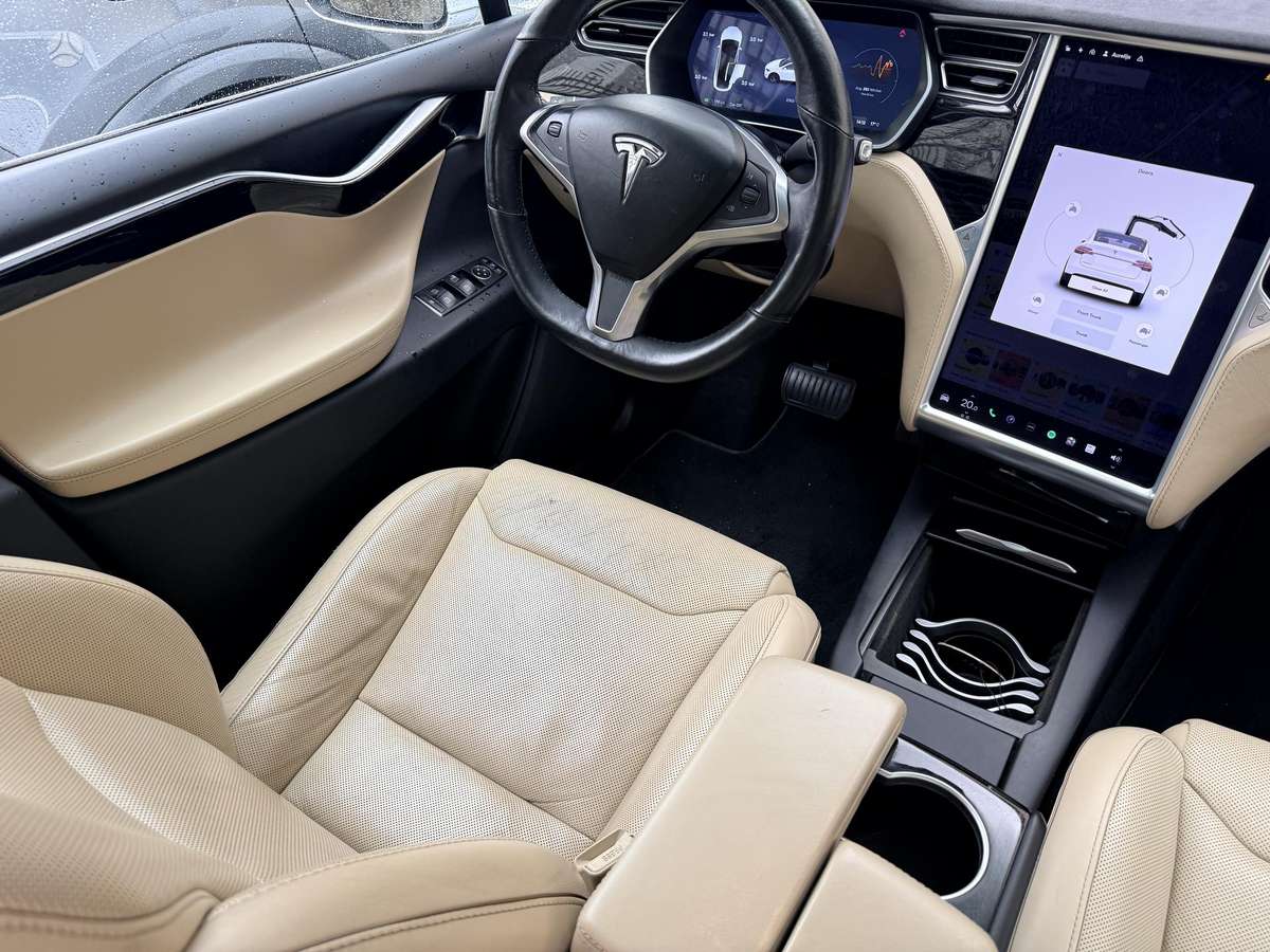 Tesla Model X - 9