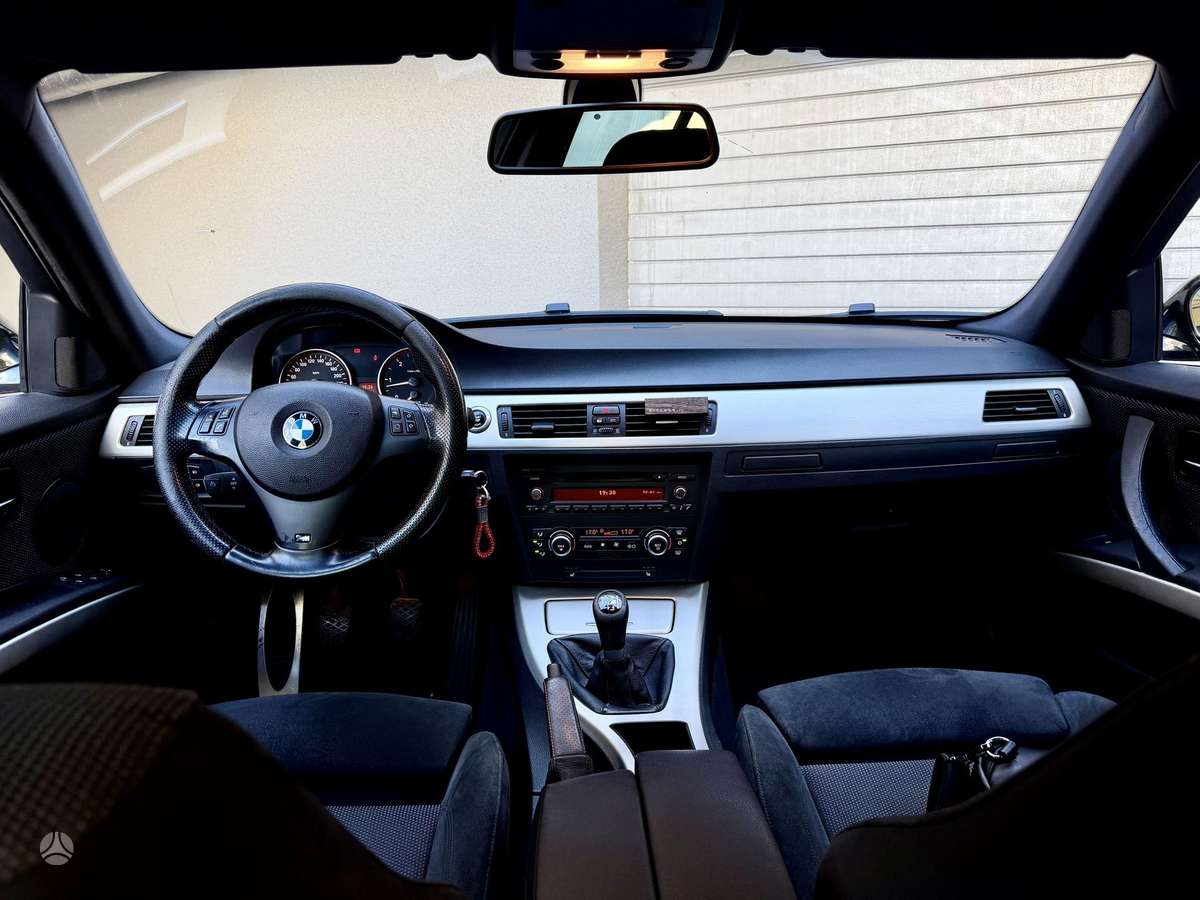 BMW 325, Седан