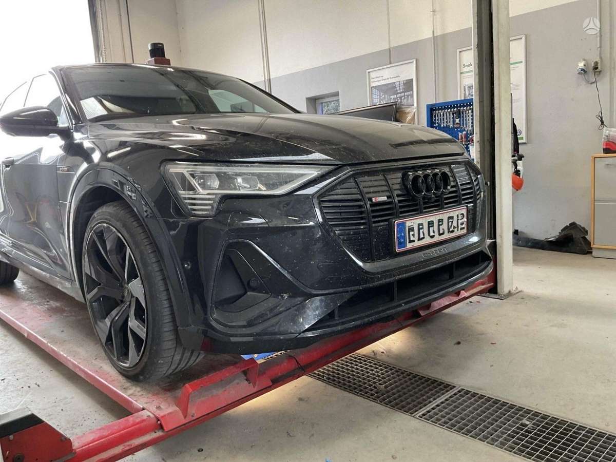 Audi e-tron, 95 kWh, off-road / crossover