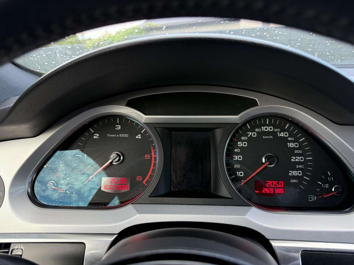 Audi A6, Седан