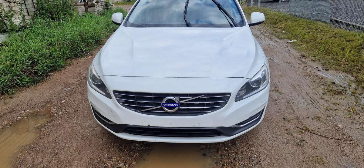 Volvo V60 dalimis. Dalimis