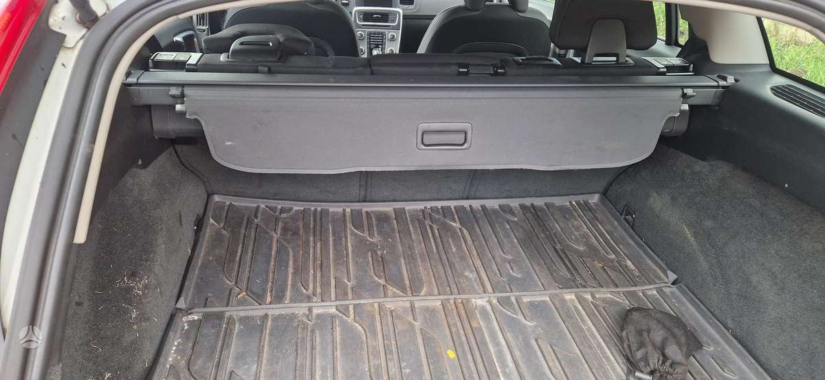 Volvo V60 dalimis. Dalimis