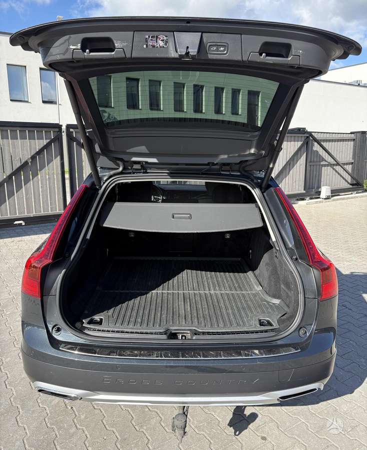 Volvo V90 Cross Country - 10