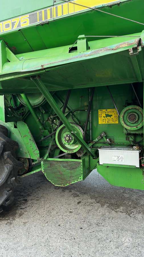John Deere 1075, kombainai