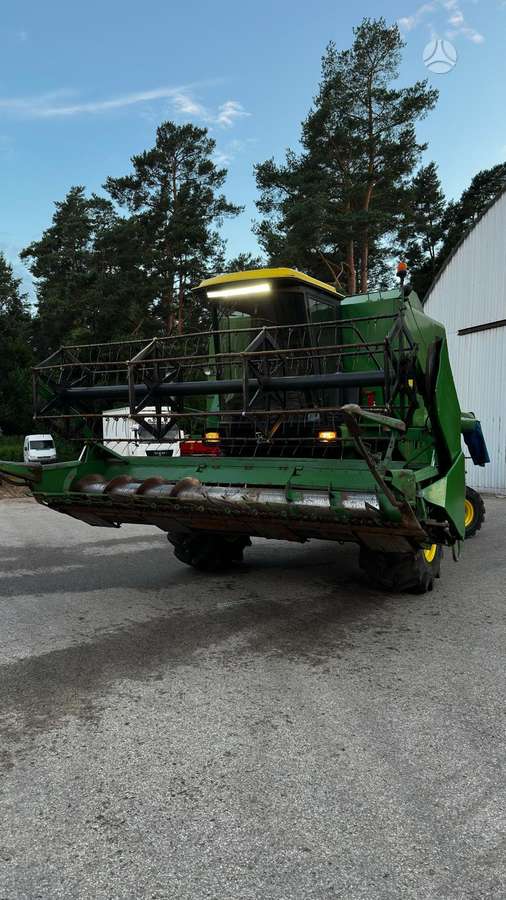 John Deere 1075, kombainai
