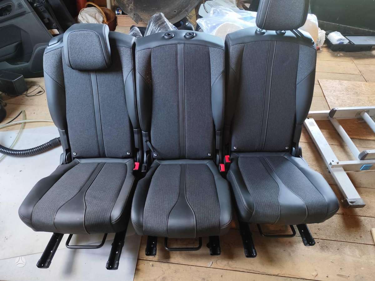 Peugeot 5008 seats