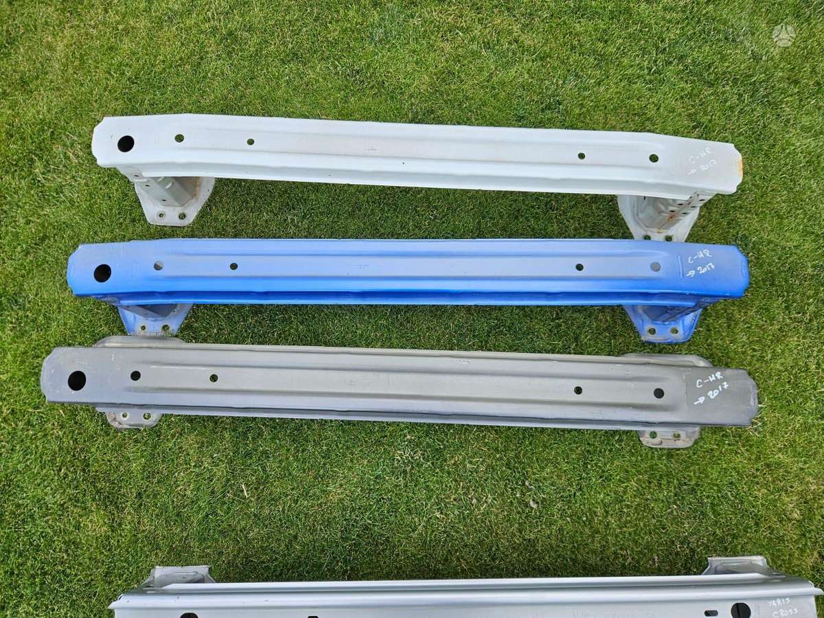 Toyota -kita- bumper reinforcement