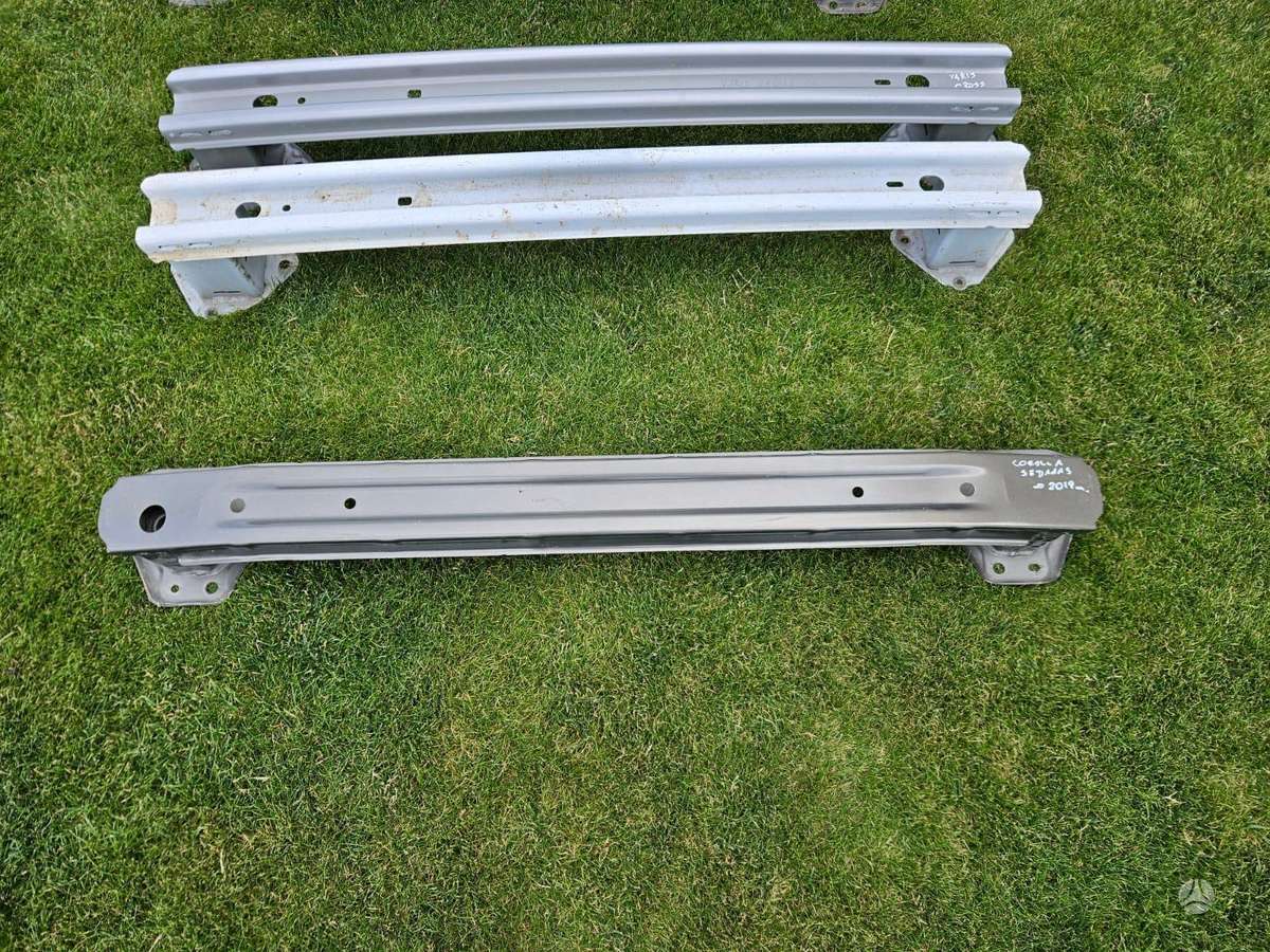 Toyota -kita- bumper reinforcement