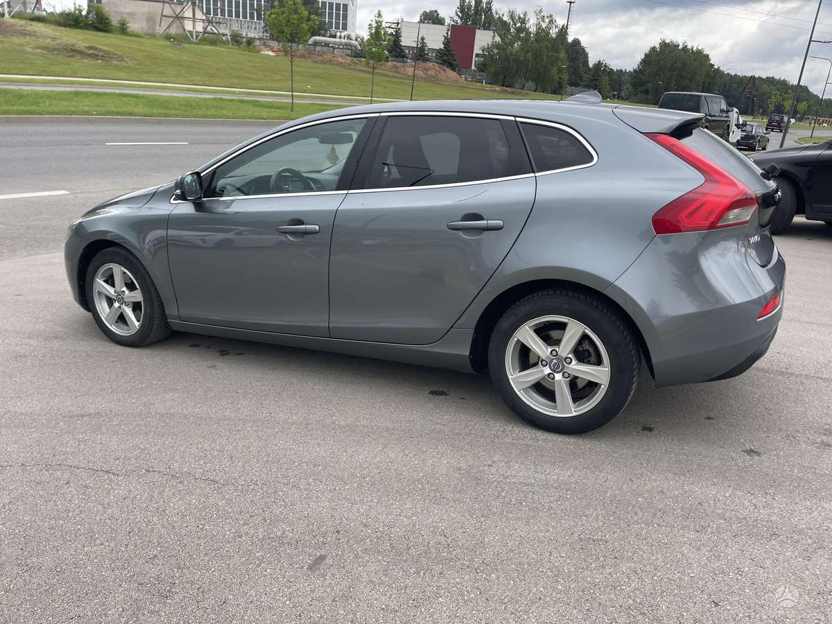 Volvo V40, 1.6 l., hatchback