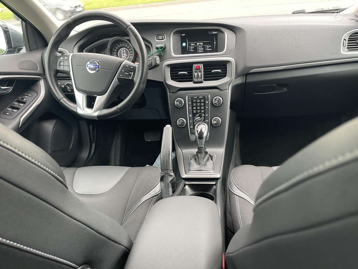Volvo V40, 1.6 l., hatchback