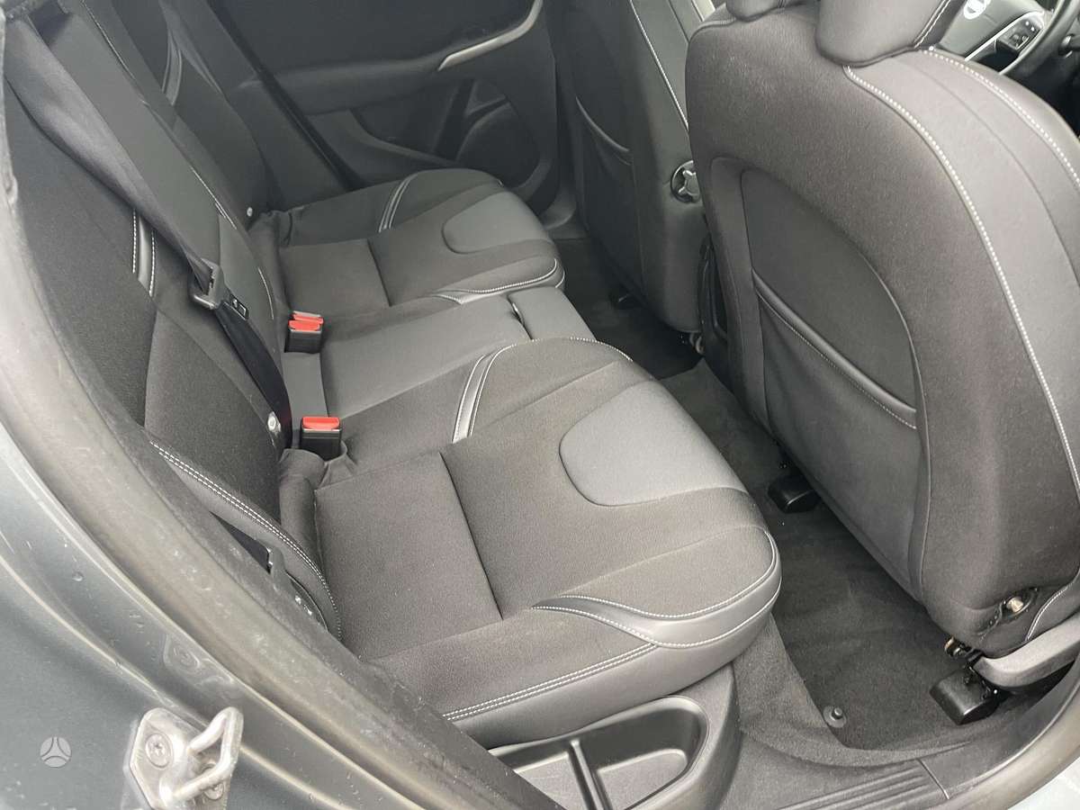 Volvo V40, 1.6 l., hatchback