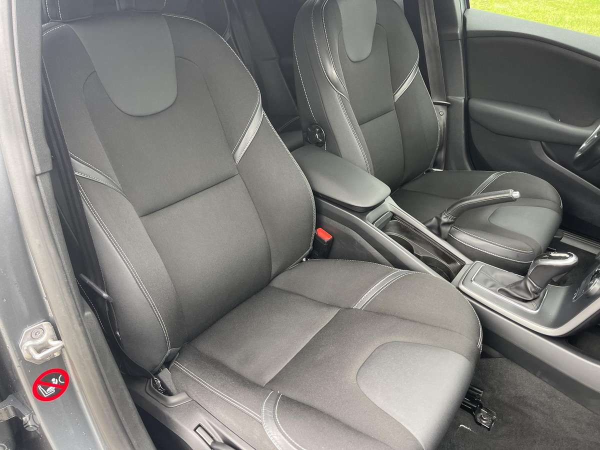 Volvo V40, 1.6 l., hatchback