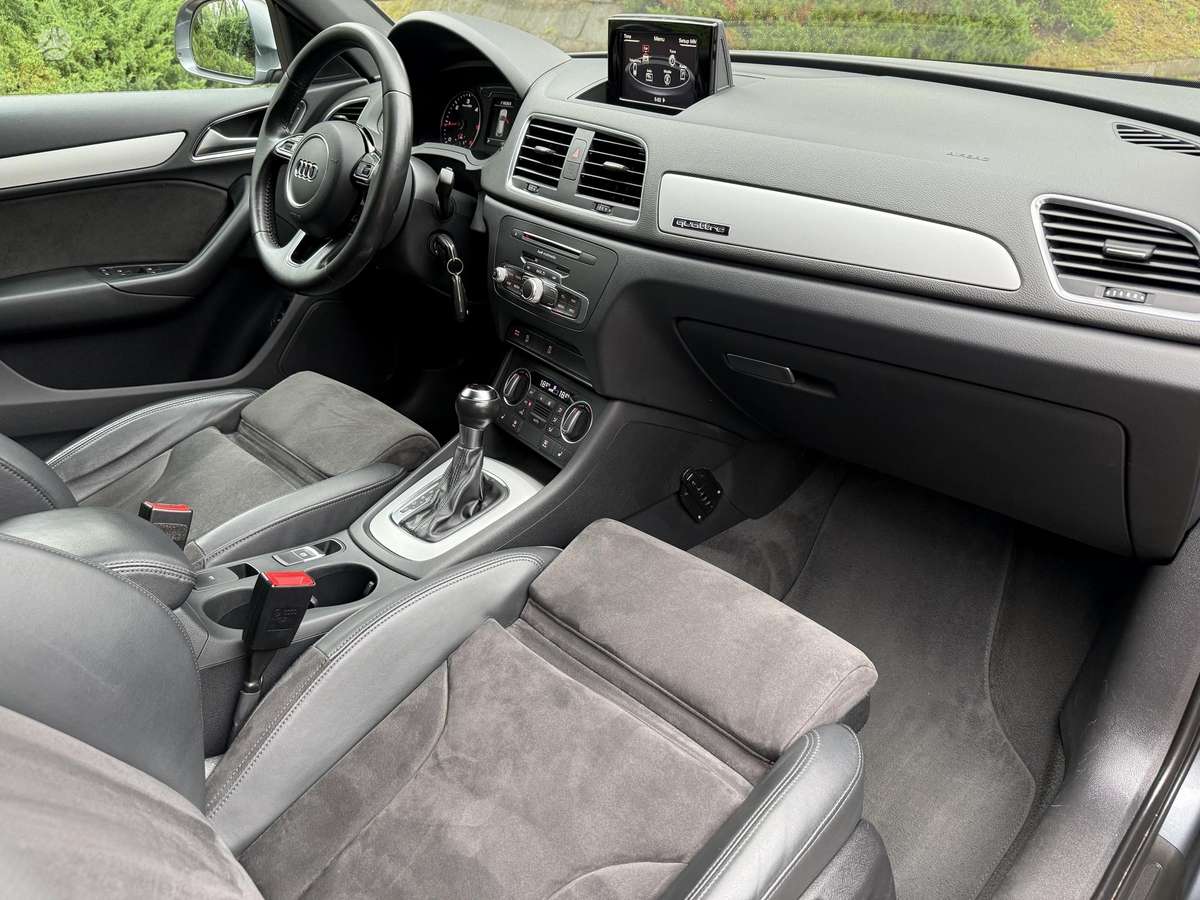 Audi Q3, 2.0 l., off-road / crossover