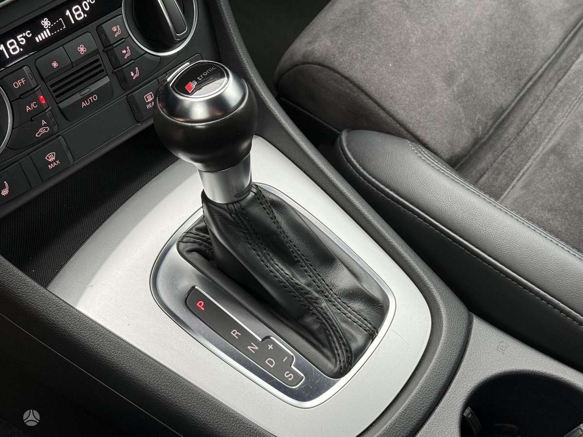 Audi Q3, 2.0 l., off-road / crossover